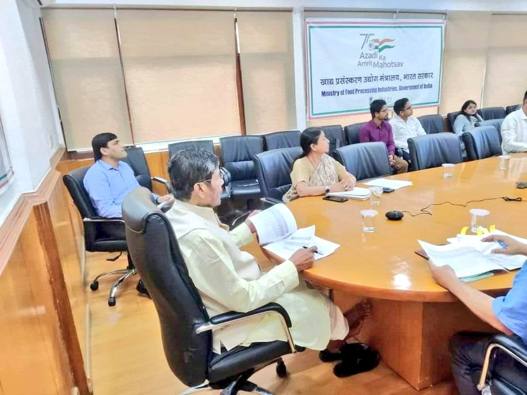 teampashupati's tweet photo. आज Ministry of Food Processing Industries, Government of India  पंचशील भवन में प्रोजेक्ट अनुमोदन समिति (#PAC) की बैठक की अध्यक्षता किया। इस बैठक में #PMKSY की उप योजना #CEFPPC के तहत प्रोजेक्ट प्रस्तावों पर उपस्थित अधिकारियों के साथ चर्चा करते माननीय केंद्रीय @PashupatiParas जी। https://t.co/ewkAs6VN7B
