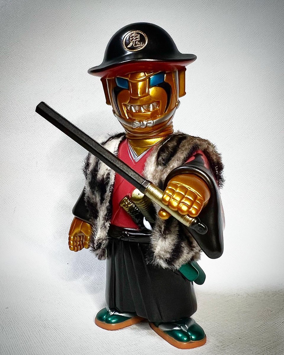 groovicdoll's tweet photo. 追加告知
悪ロボ 鬼羅右衛門 金 傾奇者
ゴールドのボディにド派手な衣装
アニマルファー羽織を着用🐅
陣笠はガンメタで鉄兜風
一体作るのに凄く手間が掛かって、、
今販売価格を悩み中😖
#wf23s
#wonderfestival #ワンダーフェスティバル
#samuraidoll
#sofubi #sofvitokyo #sofuvi https://t.co/gLoTTB3yG0