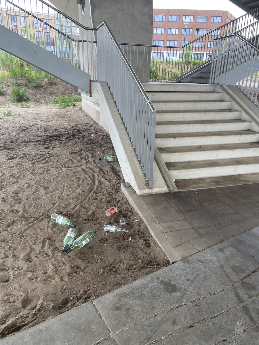 HaroldBastiaans's tweet photo. Fijn hè " chillen " bij de #oversteek #Nimma #Nijmegen 😡😡😡 https://t.co/lndrMwJyrs