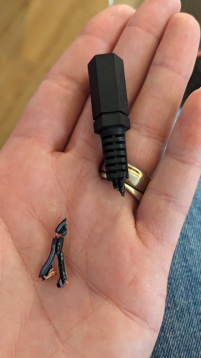 YBbibe's tweet photo. Pebbo ist natürlich unschuldig, wir haben selber am Kabel gekätscht 😂😅

#pebbo #fail #ironie https://t.co/6sn9wWJ0lh