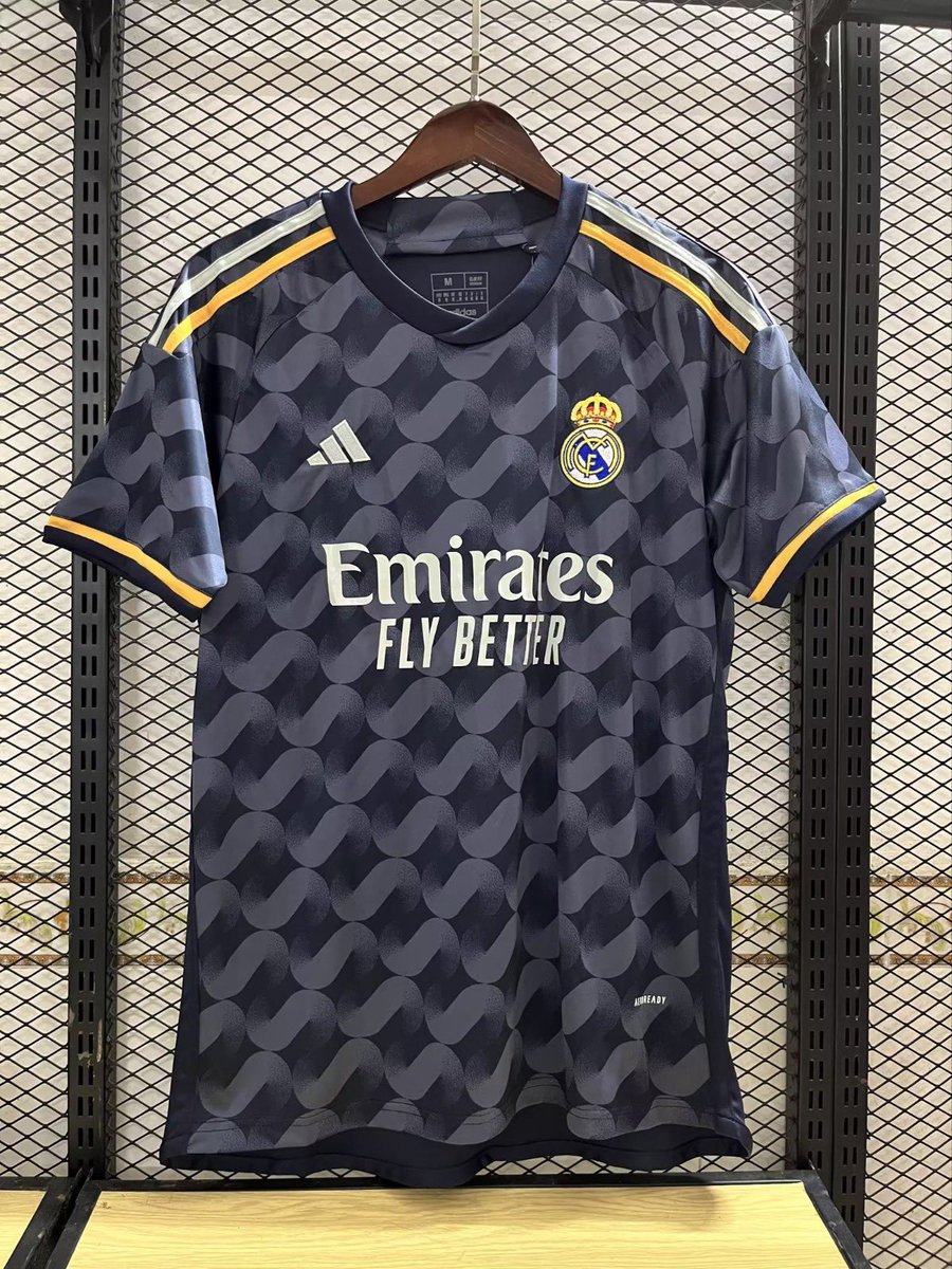 MadridismoreaI's tweet photo. Si el Real Madrid GANA al Barsa, vamos a sortear una camiseta del Real Madrid con dorsal a elegir ( incluido el de Mbappé 🔜🐢 ) entre todos los que den RT a este tuit y sigan a @Ctinfo_17 y a @MadridismoreaI . 

El sorteo es INTERNACIONAL🤍 https://t.co/mgB6ZDgFy1