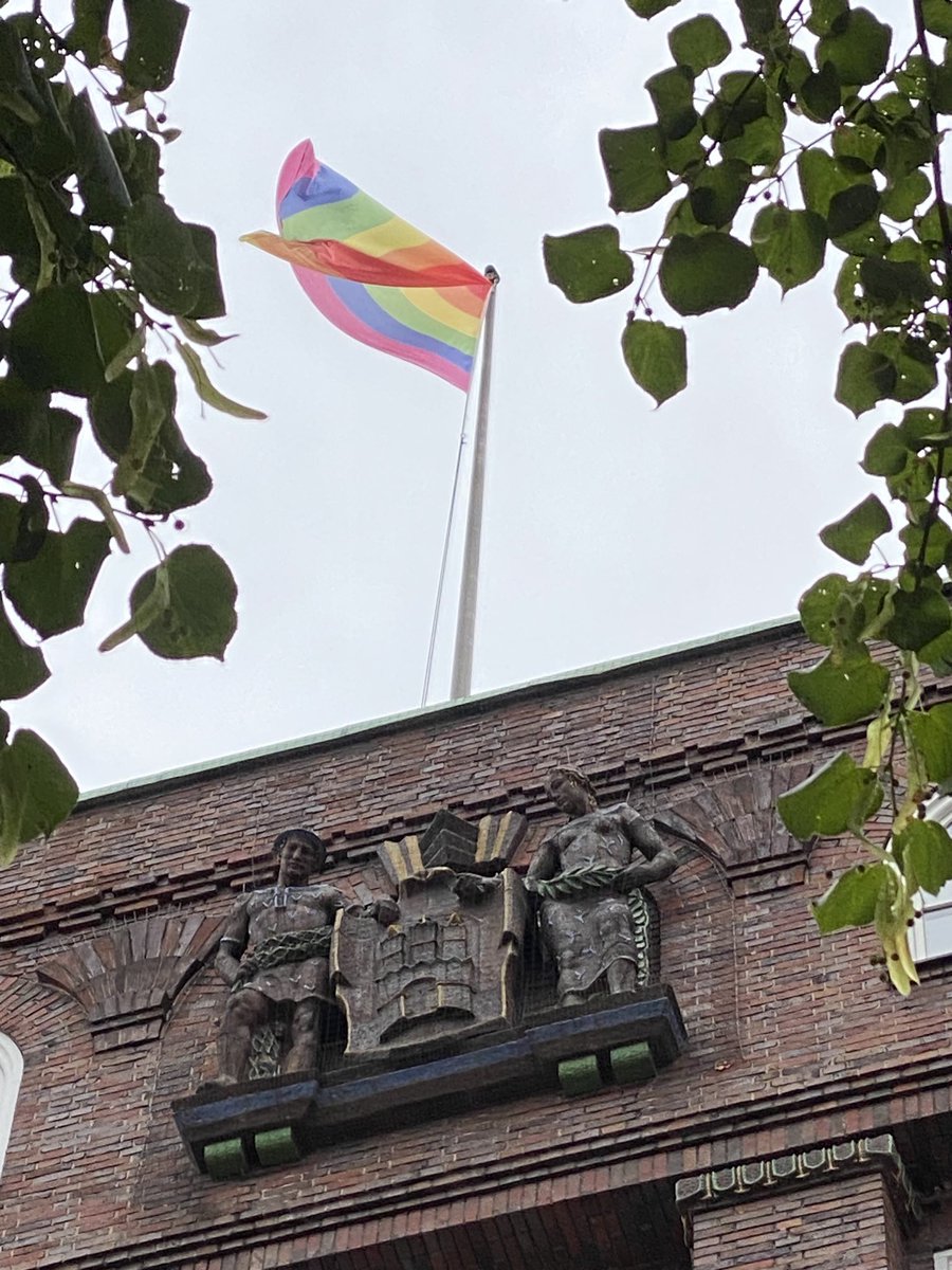 Andreas Dressel (@adressel) on Twitter photo 🌈Morgen startet die #PrideWeek in Hamburg mit vielen Veranstaltungen; ℹ️ bei <a href="/Hamburg_Pride/">Hamburg Pride</a>. Auch die <a href="/FHH_FB/">FinanzbehördeHamburg</a> setzt ein Zeichen gegen Diskrimierung und für Toleranz, Vielfalt & Weltoffenheit. Die 🌈 Fahne habe ich heute am Gänsemarkt gerne gehisst🏳️🌈!#hamburgzeigtflagge 🌈Morgen startet die #PrideWeek in Hamburg mit vielen Veranstaltungen; ℹ️ bei <a href="/Hamburg_Pride/">Hamburg Pride</a>. Auch die <a href="/FHH_FB/">FinanzbehördeHamburg</a> setzt ein Zeichen gegen Diskrimierung und für Toleranz, Vielfalt & Weltoffenheit. Die 🌈 Fahne habe ich heute am Gänsemarkt gerne gehisst🏳️🌈!#hamburgzeigtflagge