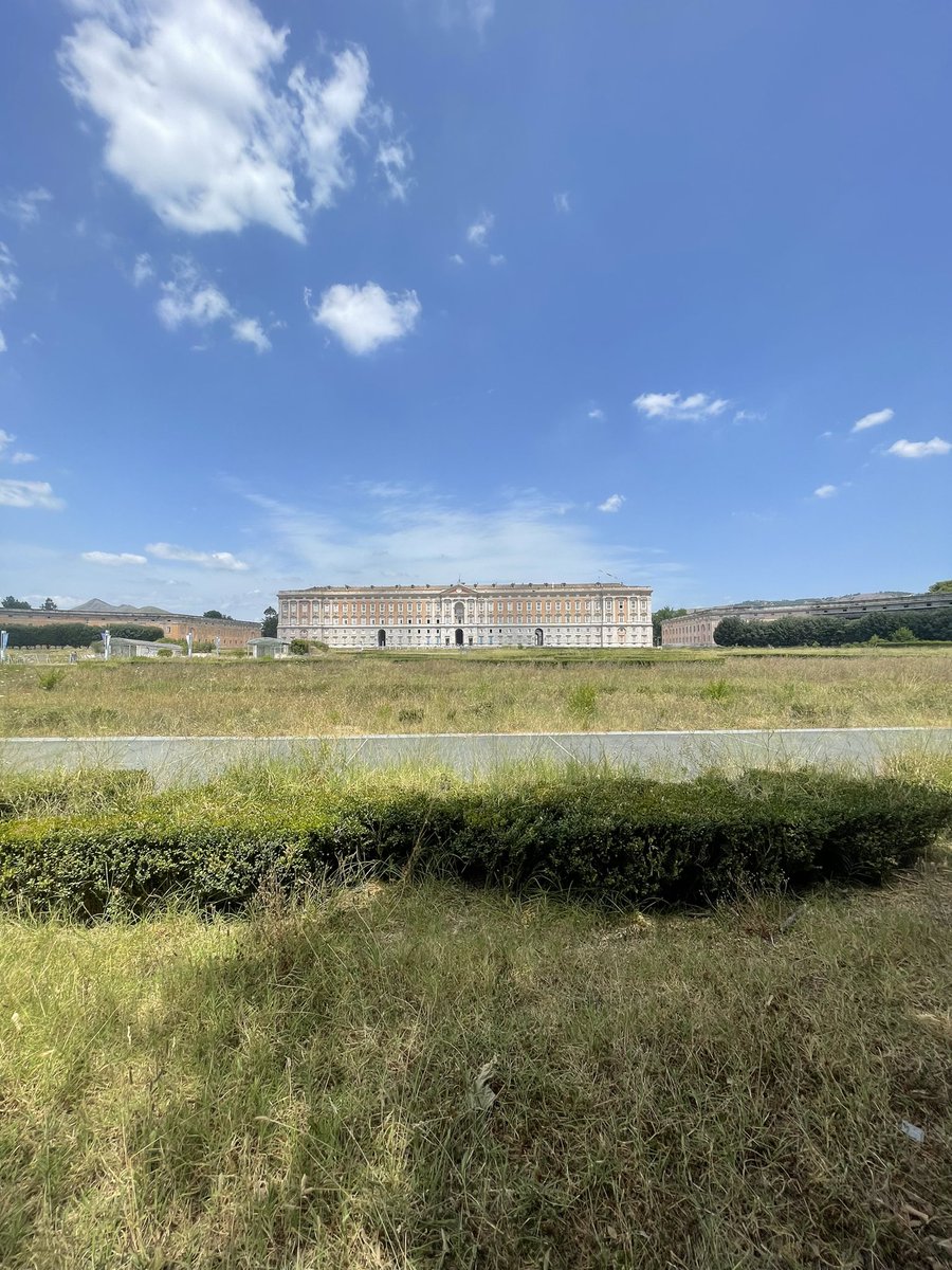 La Reggia di Caserta e la meraviglia dei suoi giardini ben curati. Io non dico  Versailles ma almeno tagliate l’erba.