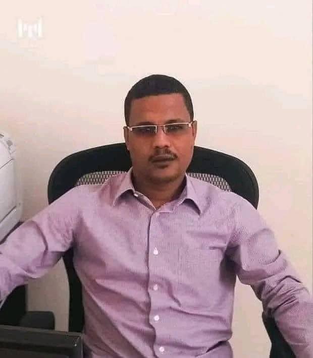 engaymenosman's tweet photo. 🛑 كتلة مدنية موحدة لايقاف الحرب واستعادة المسار الديمقراطي . 

قبل يومين المتحدثة باسم الخارجية الامريكية تصرح ( اننا قلقون من تقارير استخباراتية تؤكد ان فاغنر الروسية ادخلت شحنات اسلحة كبيرة عبر افريقيا الوسطى للداخل السوداني ) انتهى 
بالامس مصدر في الجيش السوداني يصرح ( ان الدعم السريع استخدم اسلحة جديدة ومتطورة في هجومه على قاعدة وادي سيدنا العسكرية ) انتهى 
بالربط بين التصريحين نصل الى حقيقة ظللنا نكررها كثيراً خلال الايام الماضية ان اطالة امد الحرب يعني خروجها عن السيطرة وتحويل السودان الى ارض لحروب بالوكالة وان نيران الحرب ستتوسع لتشمل ولايات اخرى ولن يجد حتى من نزحوا عن الخرطوم ملجأً دعك من تشرد ونزوح بقية الولايات وتوسع دائرة الدمار والخراب والضحايا . 
مواجهة هذه الكارثة تستدعي موقفاً وطنياً موحداً ضد استمرار هذا العبث دون خوف من تخوين ودون اي اعتبار للحلاقيم المشتراة وتجار الحروب ومن يعيشون حلم العودة من بين ركام ورماد الوطن بعد ان لفظهم المواطن . 
صحيح اننا في زمن ارتفع فيه صوت الباطل وانزوى صوت العقل والحق ، وصحيح ان دعاة الدم والموت والدمار هم من يسيطرون اليوم على ساحة الاعلام ومواقع التواصل وصحيح ان خلفهم كثير من المشجعين وضرابي الدفوف لكن نعلم ان البراميل الفارغة صوتها اعلى وعلمنا التاريخ انهم مجرد زبد . 
من المعيب ان تطأطأ رأسك وانت الحق ومن العار ان تغيب صوتك وانت الحق ومن الجهل ا�� تعتقد ان كلمة منك او حرف لا تأثير له . 
هذه دعوة صادقة من القلب لكل وطني حادب على مصلحة البلاد والعباد ان هلموا نجتمع في كتلة واحدة بكافة احزابنا وتنظيم��ت واجسامنا النقابية والمدنية وكل الشباب والشابات اياً كان وجودهم وتمثيلهم لجان مقاومة او غيرها متغربون او داخل الوطن . 
هذا الوطن وطنكم جميعاً واذا ترك لسافكي الدماء واصحاب المصالح والغوغائيون والدواعش ويتامى البشير وعبيد البيادة لن يسلم ولن نجد وطن . 
اتمنى من كل الكتل السياسية قحت او غيرها وكل الشباب نشطاء او صامتون وكل حادب ان آن اوان التحرك وان يسمع صوتنا كل العالم وان لا نترك طاولة المفاوضات لمليشيا مجنونة وجيش فاقد للهوية ليقرروا مصير وطن دمروه . 
العالم والمجتمع الدولي في ظل الوضع الحالي لا يملك الا ان يلعب دور الوساطة لان صوتنا غائب لكن حين يسمع الع��لم صوتنا سيكون لكل حادث حديث . 
معاً لتشكيل الكتلة المدنية الموحدة لايقاف الحرب واستعادة مسار العقل ( كمّل ) لنكمل طريقنا ونوفي وعدنا وعهدنا لشهداء ثورتنا المجيدة الذين رسموا بارواحهم خارطة الطريق ولا نخ��ن دماءهم بصمتنا وسلبيتنا ،، كمّل او اي اختصار تريدون او اي اسم مختلف المهم ان نجتمع على كلمة ونسمع صوتنا للجميع . 

هشام عباس 
#كمّل
https://t.co/7DpJZ0tT5I