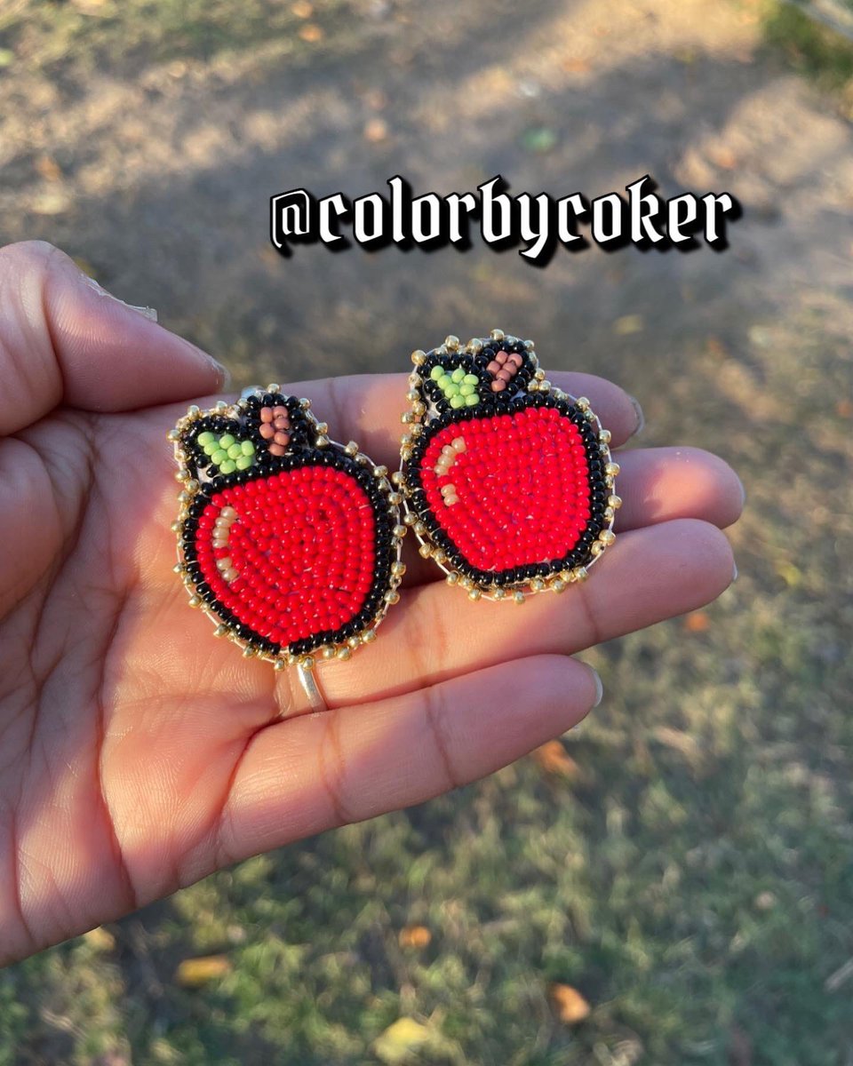 OkieRezKid's tweet photo. Since I have a bunch of new followers, I thought I would reintroduce myself. 

I’m a 24 year old, Indigenous beadwork artist from OK. I specialize in making earrings, badge reels, wristlets, necklaces, bracelets, phone grips, and hair clips. 

My beadwork is for everyone. 💖 https://t.co/6xlges3GF7