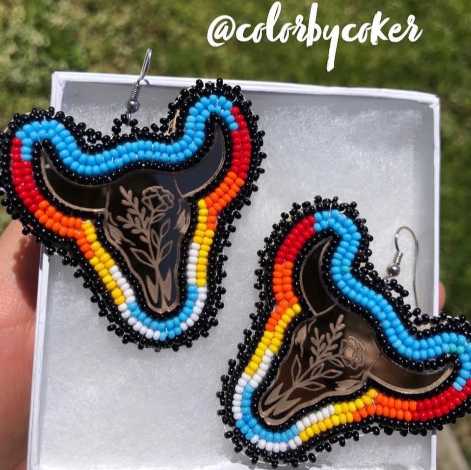 OkieRezKid's tweet photo. Since I have a bunch of new followers, I thought I would reintroduce myself. 

I’m a 24 year old, Indigenous beadwork artist from OK. I specialize in making earrings, badge reels, wristlets, necklaces, bracelets, phone grips, and hair clips. 

My beadwork is for everyone. 💖 https://t.co/6xlges3GF7