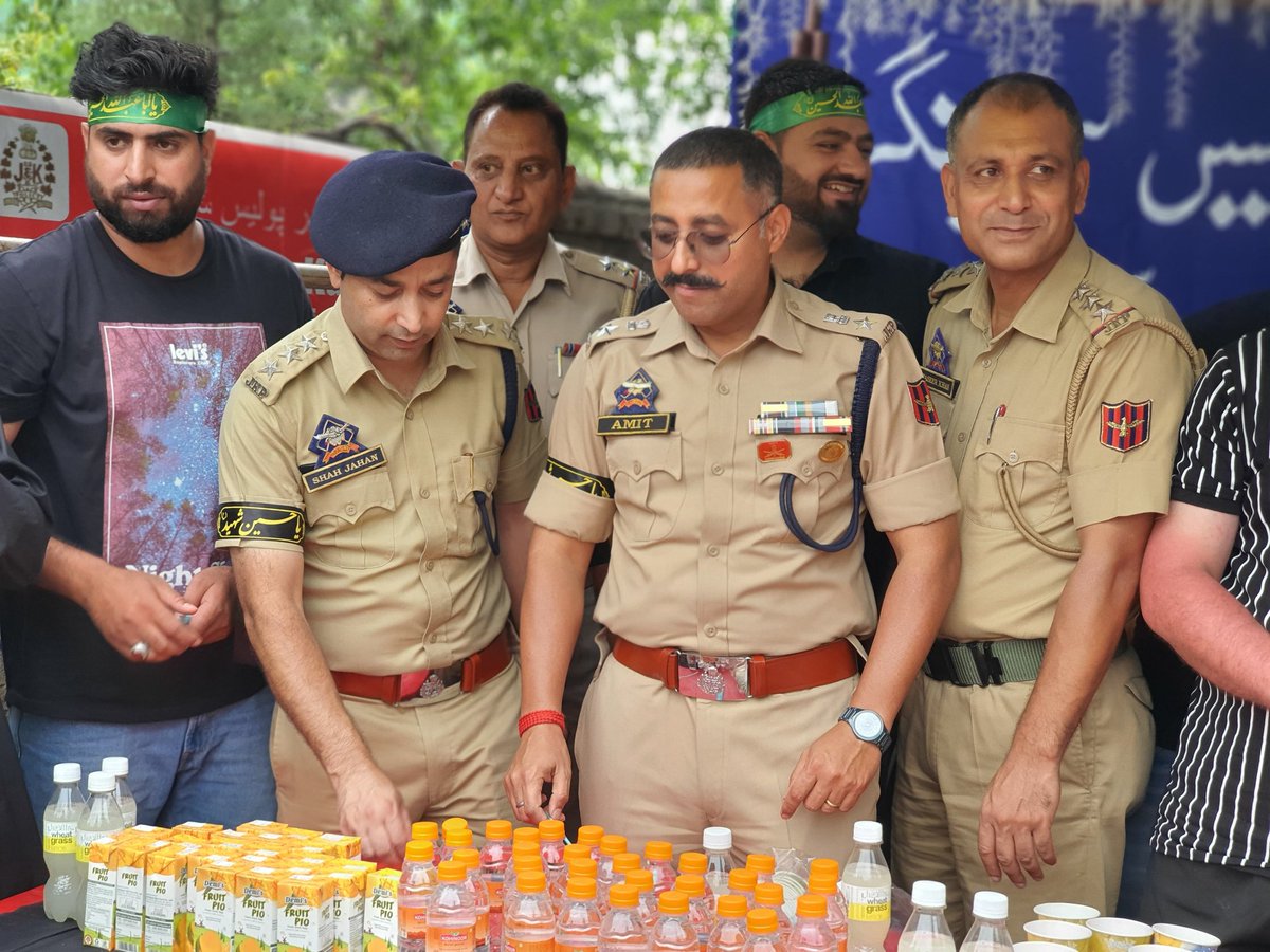 SP West, Amit Verma, SDPO Shah Jahan, and SHO Bemina distribute refreshment among the mourners of Shia Community in Bemina Srinagar outskirts this afternoon. <a href="/SrinagarPolice/">Srinagar Police</a> <a href="/srinagaradmin/">Srinagar district administration</a> @BalwalSoni <a href="/SrinagarPolice/">Srinagar Police</a> <a href="/Shahjhan__ch/">Shahjhan choudhary</a>
