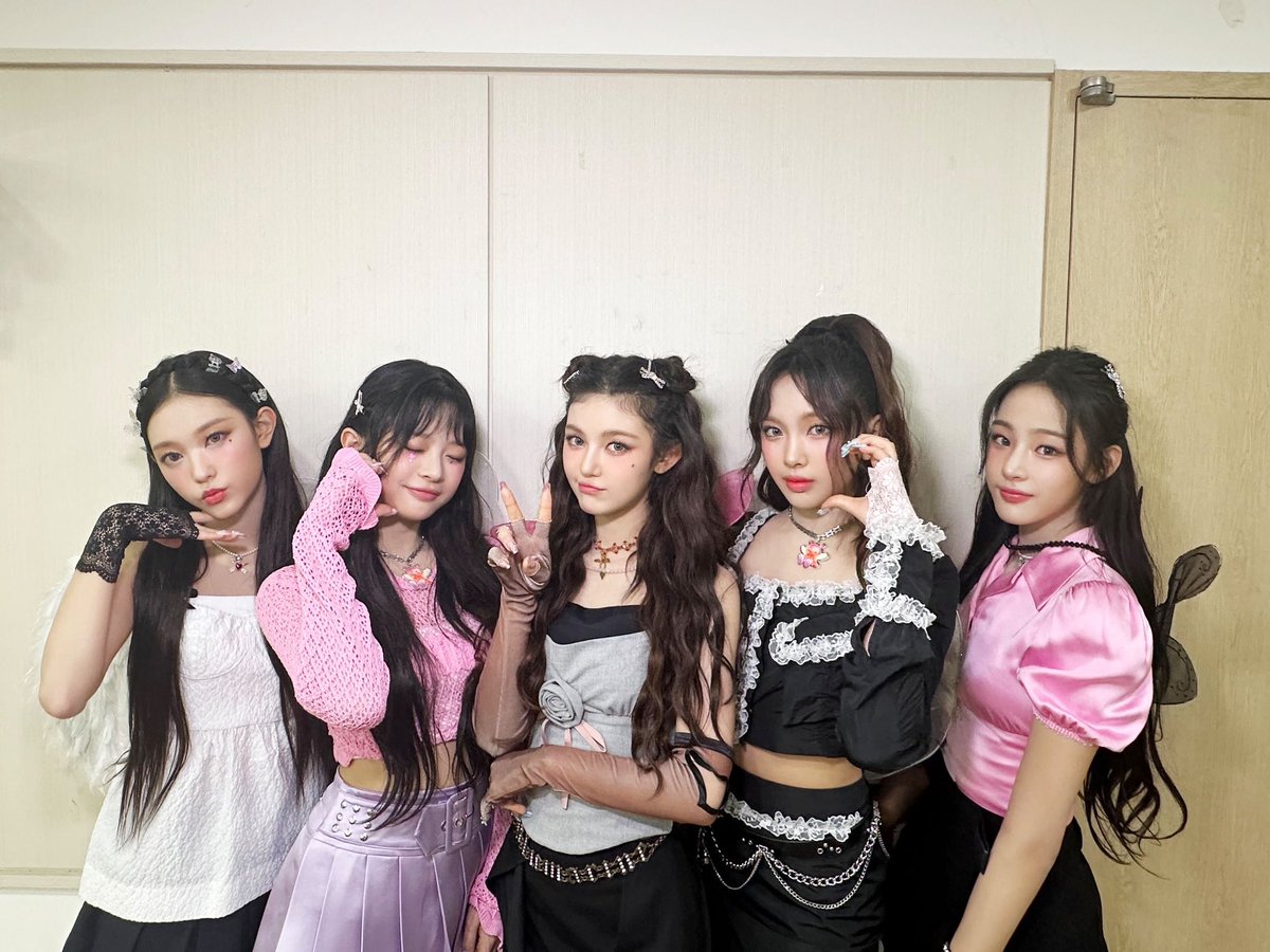 [NewJeans Commentary👀]

ETA도 완료!!
응원해준 모든 버니즈 오늘도 고마워요~~
이번에는 모두가 날개를 달고 무대를 했어요 ㅎㅎ
그래서 뭔가 더 잘 맞는 느낌? ㅋㅎㅋㅎ
다음 무대도 기대해줘요 :) 

#NewJeans #뉴진스
#NewJeans_ETA
#Time_to_NewJeans