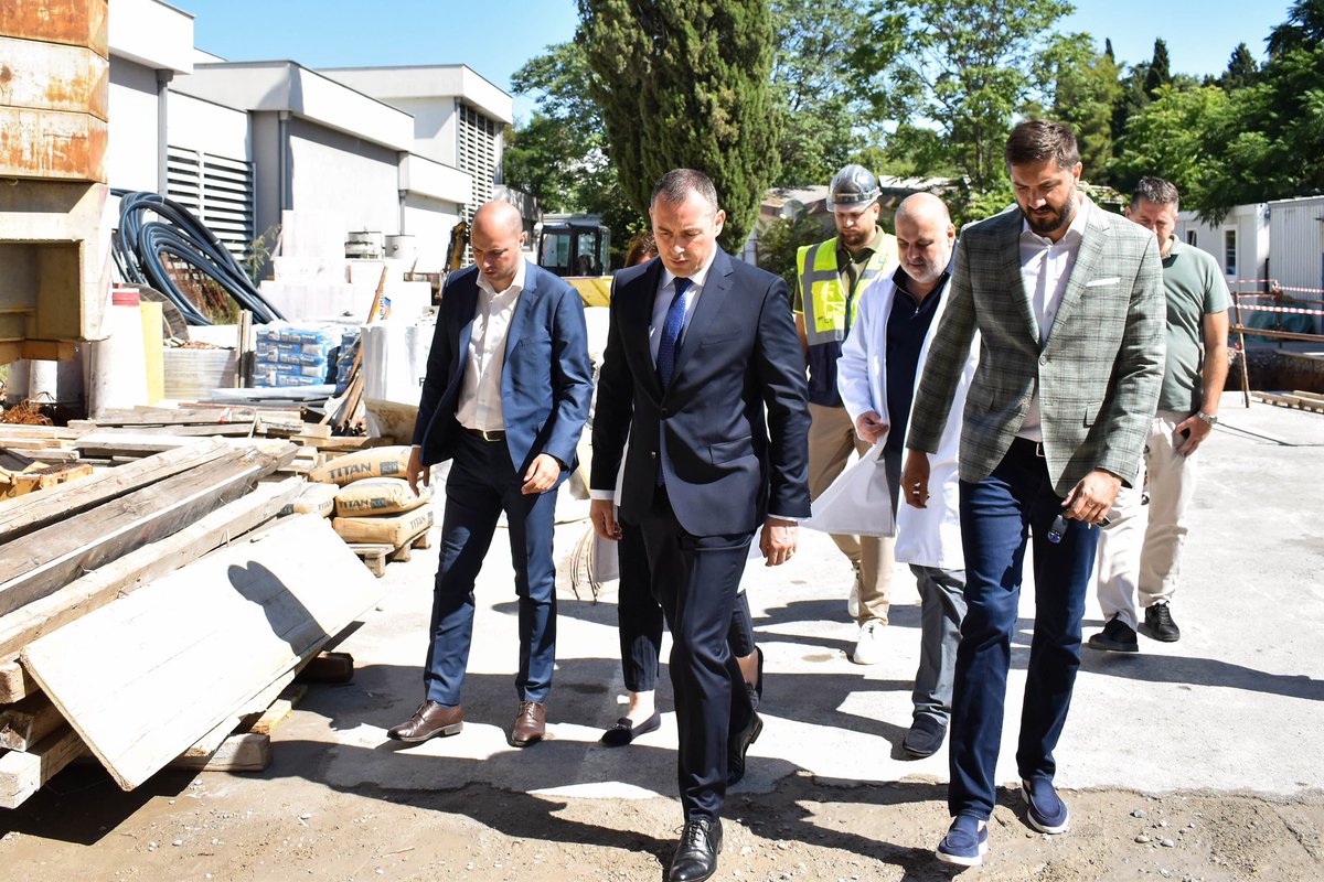 Радови на изградњи нове Клинике за ментално здравље теку планиром динамиком, извођач радова ће испоштовати договорени рок, па ће објекат у потпуности бити завршен крајем јануара 2024. године. 1/2