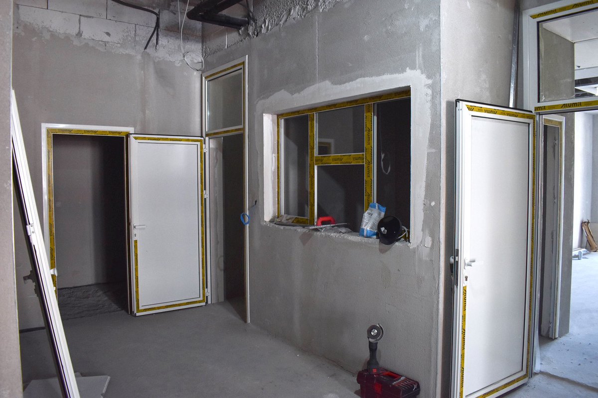 2/2 То је данас потврђено министру здравља, <a href="/DragoslavScekic/">Dragoslav Šćekić</a>, који је са директорицом <a href="/klinicki_centar/">Klinički centar Crne Gore</a>, др Љиљаном Радуловић и представником  извођача радова, фирмом Фидија обишао градилиште будуће клинике, тачно годину од када је положен камен темељац за ову установу.