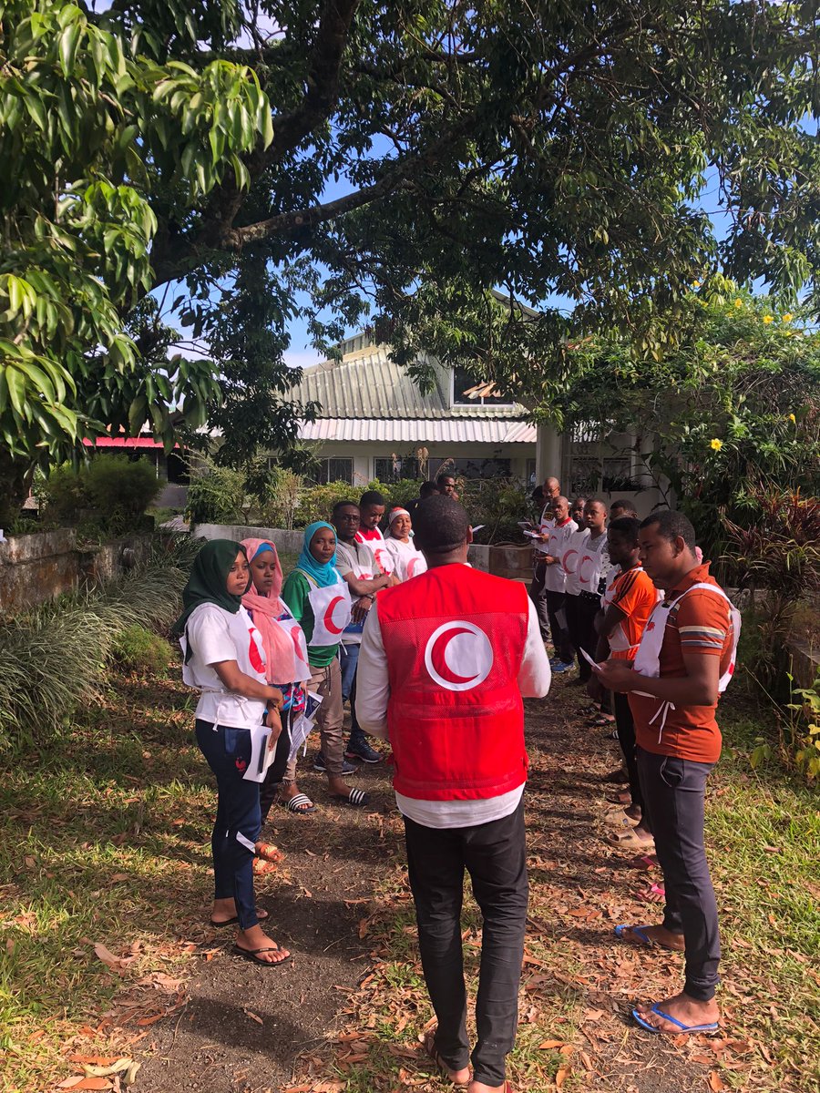 PIROI_CRF's tweet photo. Le Croissant-Rouge comoriens formait, en collaboration avec la PIROI, l'équipe locale de réponse aux urgences de la branche de Ngazidja.
🎯Objectif : Renforcer les compétences des volontaires du Croissant-Rouge pour qu’ils soient prêts à intervenir lors d’une situation d’urgence. https://t.co/xUAcdpWht9