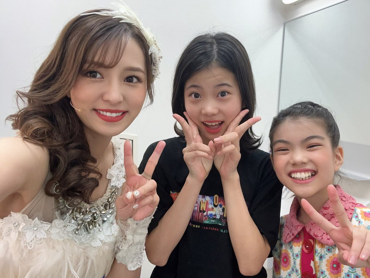 nana_t_official's tweet photo. #SHOWBOY 大阪公演初日！！！

客席のみなさんのパワーめちゃくちゃ伝わりました！！

母校も劇場からまぁまぁ近いのでなんか嬉しい気持ちになりますね😌

残りの公演も楽しむぞ！！

かわいいかわいい少女役のあんなちゃんとみなもちゃんと🫶🏼 https://t.co/e6hDs7xtMr