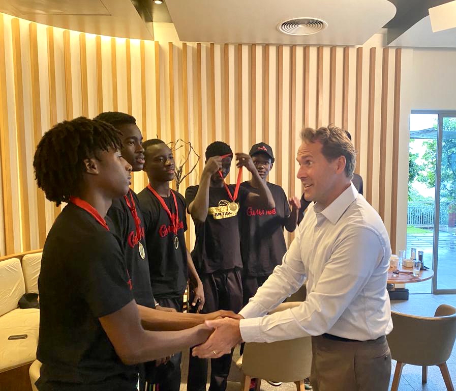 🏀🏆 Célébrons les champions africains de basketball U16 ! 🎉🏀 L'Ambassadeur Troy les félicite à l'Hôtel Noom. 🌟 Trois joueurs talentueux, également membres de Black Mamba, un club de basketball local, ont obtenu leurs visas d'étudiant pour étudier au lycée aux États-Unis. 🇬🇳🇺🇸