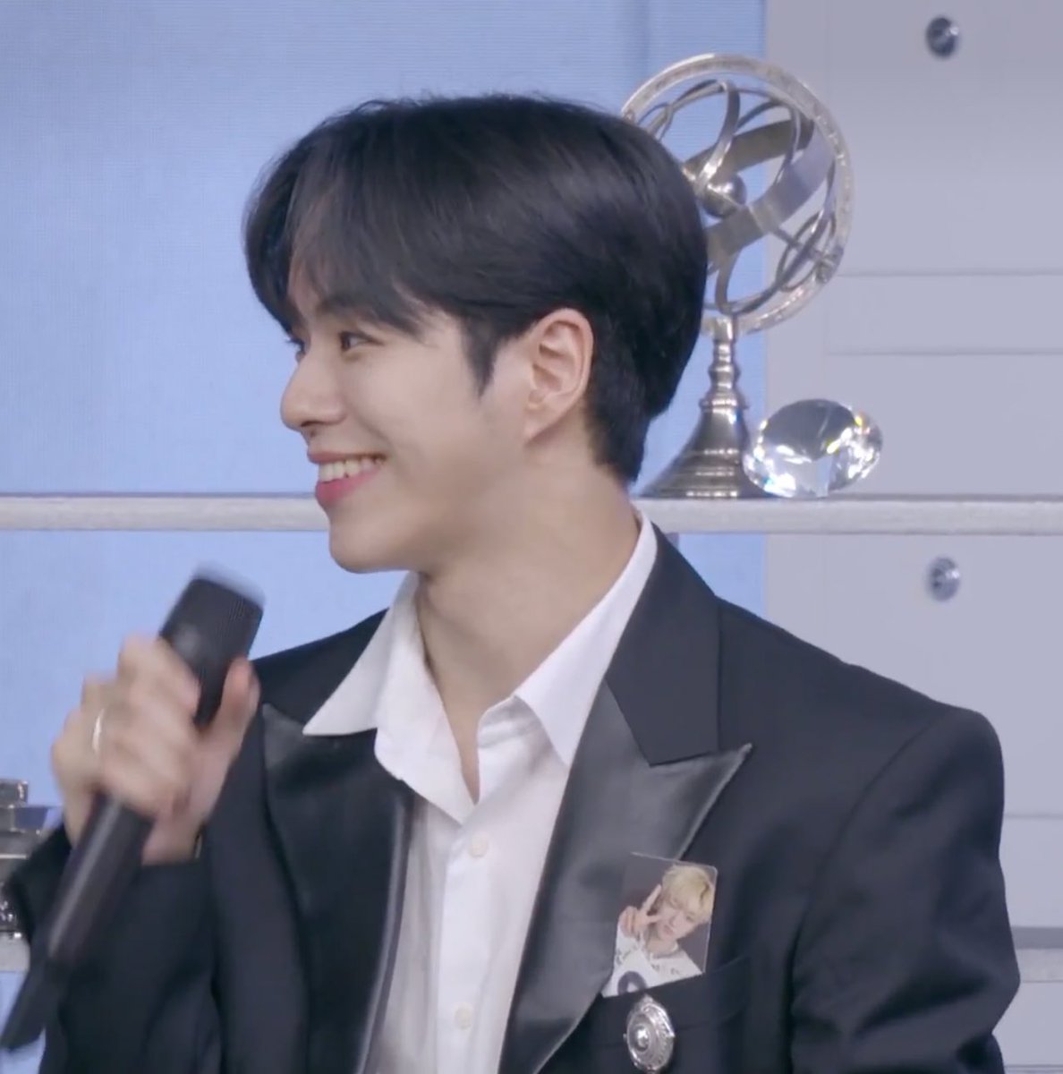 เพิ่งสังเกตแจย้อกใส่การ์ดรุโตะไว้ในกระเป๋าเสื้อด้วย น่ารักจัง 🥺🥺