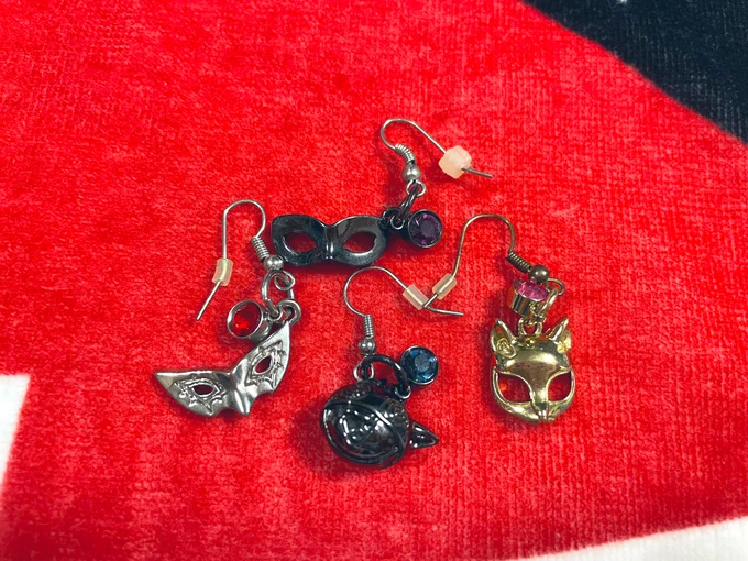 ピアス漁ってたら仮面チャームをピアスにしたの出てきた 全員分作りたかったから箱買いすれば良かったなぁ 今からでもまた出してくれてもいいのよ 