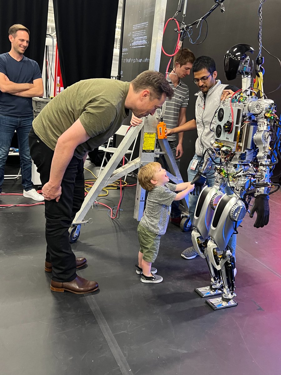 TeamOnwords's tweet photo. Inspiring to see @elonmusk passing on the torch of innovation to the next generation. A testament to our belief that #AI isn't just technology, it's the future we're creating together. #ElonAndAI #NextGenTechLeaders 🤖👨‍👦‍👦🚀 https://t.co/oezkOMuV7A