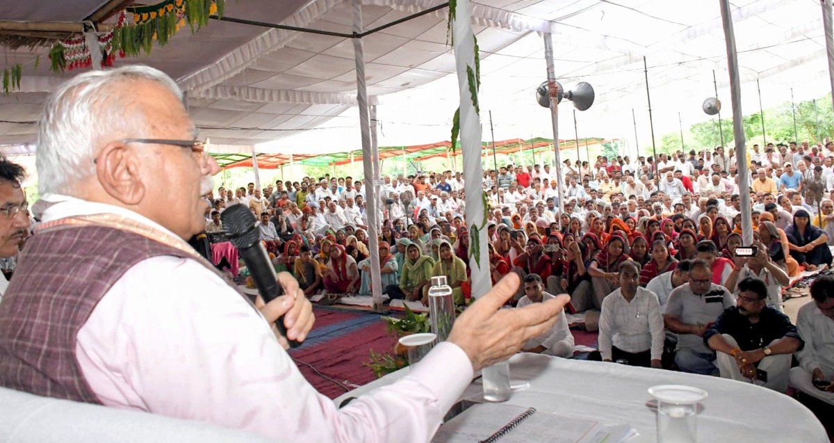 cmohry's tweet photo. मुख्यमंत्री श्री @mlkhattar ने अटेली #जनसंवाद कार्यक्रम में आम लोगों को बड़ी राहत देते हुए पानी के ब��लों को लेकर महत्वपूर्ण घोषणा की है।

अब पानी के पुराने बिल को सामान्य नागरिक ₹40 प्रति माह तथा अनुसुचित जाति उपभोक्ता ₹20 प्रति माह के हिसाब से भुगतान कर सकते हैं और अगर कोई उपभोक्ता ये बिल भरता है तो उसका जुर्माना और ब्याज भी माफ़ होगा। 

साथ ही सीएम ने अटेली में कम्युनिटी सेंटर के लिए 3 करोड़ रूपये, लाइब्रेरी भवन, शिवधाम योजना के तहत श्मशान घाट, नए बस स्टैंड से BEO ऑफिस तक पानी निकासी हेतु नाला, पार्क व ओपन जिम निर्माण को भी मंजूरी दी है।