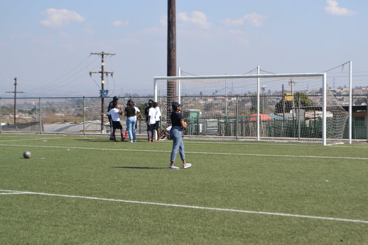 motsoeneng_bill's tweet photo. No shortcuts to success! The players have sweat it out and now we take a break. A well-deserved drink provided by MBA Incorporated's team  💯⚽#MBA67Mins4BokamosoFC #MadibaDayCup2023 #MBAInc https://t.co/GS68OQXGBP