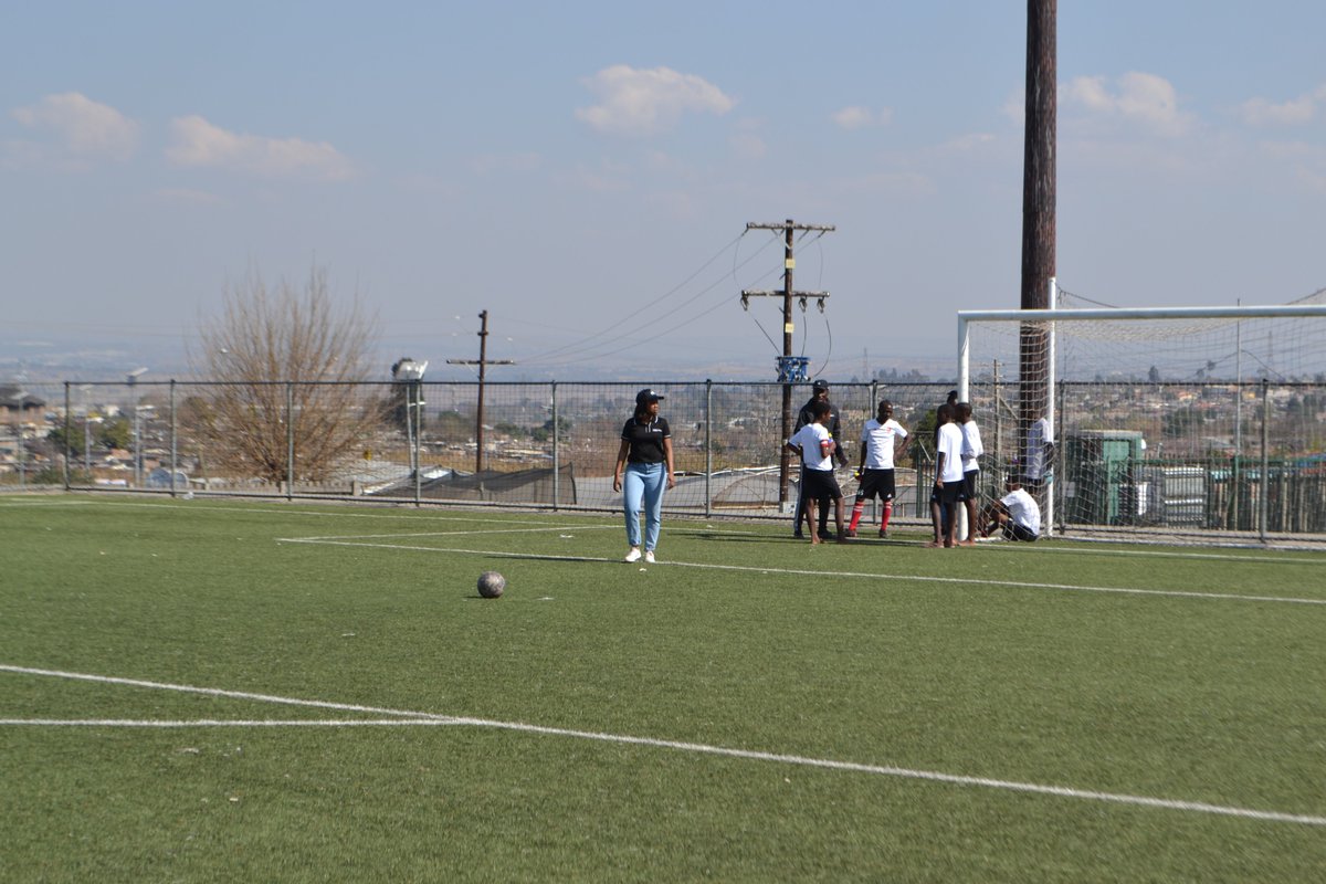 motsoeneng_bill's tweet photo. No shortcuts to success! The players have sweat it out and now we take a break. A well-deserved drink provided by MBA Incorporated's team  💯⚽#MBA67Mins4BokamosoFC #MadibaDayCup2023 #MBAInc https://t.co/GS68OQXGBP