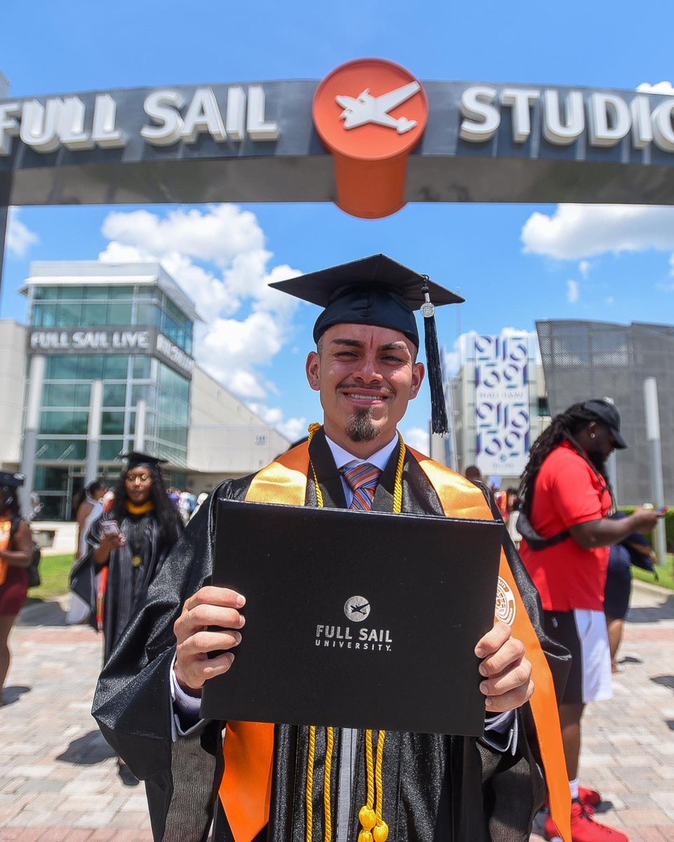 noahethanial's tweet photo. Beyond grateful for this milestone 🎓🙏🏼 Graduation marks the end of one incredible chapter and the beginning of countless opportunities ❤️! Thank you to my family that have always been there to support me! #dreamstoreality #fullsailuniversity https://t.co/9GQ5koCAfg
