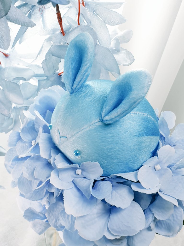 트위터 래리를 떠나보내며 오랜만에 올린 파랑새를 따라, 각지에 입양갔던 아이들을 인용으로 보여주셔서 넘 반가웠어요🐦
아이들을 정말 오랫동안 만들어왔다는게 실감이 납니다
 RT&amp;팔로우해주신 분중 한분 추첨해 사진속 파랑새토끼모찌(울먹ver)를 선물해요🎁
*゜    (\ (\
c(⌒(_*´ㅅ`)_💙