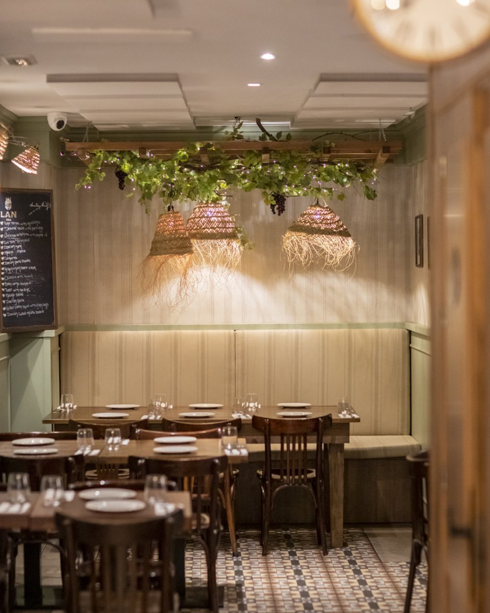 En Descorche, creemos que el vino y la gastronomía se disfrutan mejor con un servicio excepcional

📱Reservas: +34 689 586 795 / + 34 951 539 044
📍C / Álamos 8 #Málaga

#Malaga #wine #winelover #foodandwine #vino #invinoveritas #vinoteca #vinosdemalaga