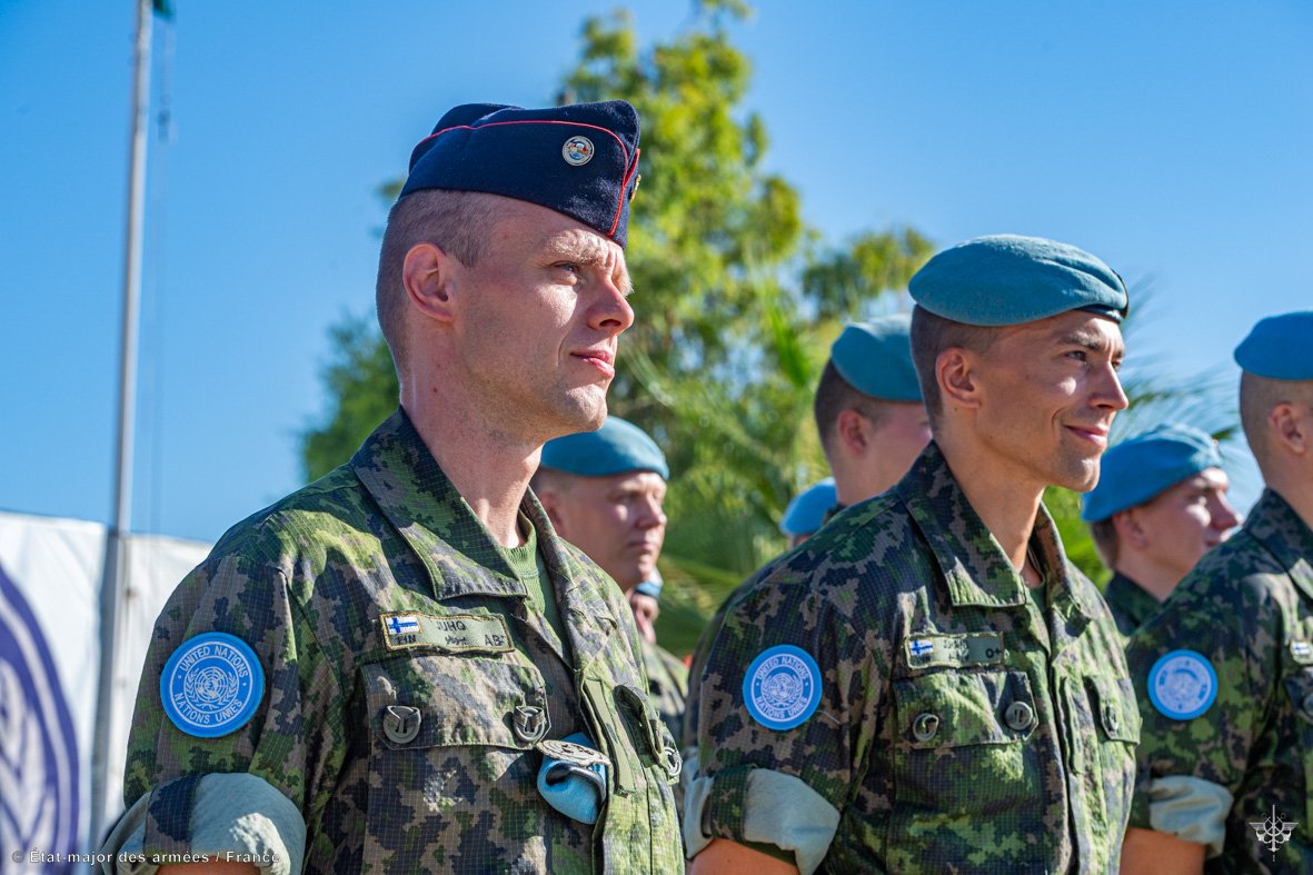 UNIFIL_FR_DAMAN's tweet photo. La 🇺🇳 Force Commander Reserve déployée au 🇱🇧 est un battalion 🇨🇵🇫🇮 de +700 soldats français et d'une compagnie finlandaise.

En reconnaissance du travail accompli, le commandant Juho 🇫🇮 s'est vu remettre la coiffe traditionnelle des Troupes de Marine, le calot ⚓ https://t.co/DEVoE0fl6m