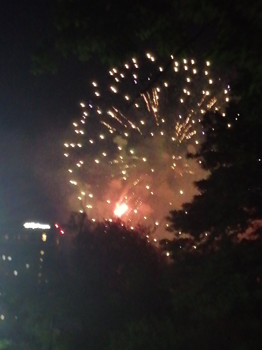 216Masachan's tweet photo. 73820さっぽろとよひらがわのはなびたいかいにはたくさんのけんぶつたちごみにきてましたぁ~ https://t.co/K6JngOddif