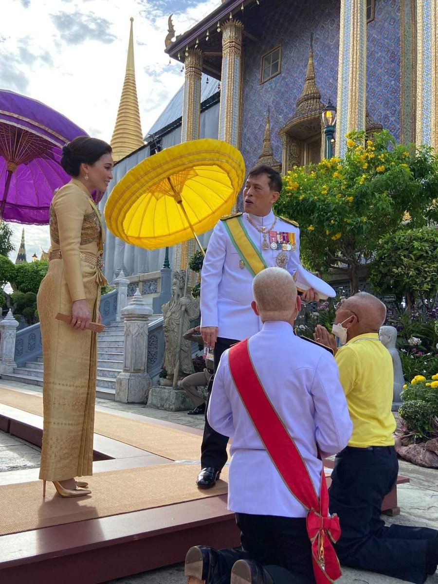 คุณลุงเคยเป็นข้าราชการในพระองค์ 904 เกษียณอายุแล้ว วันนี้คุณลุงมานั่งรอรับเสด็จ ในหลวงจำได้และทรงหยุดทักทาย
#พระราชินีสุทิดา #苏提达王后 #QueenSuthida
Cr. FB Nopadol Prompasit (1)