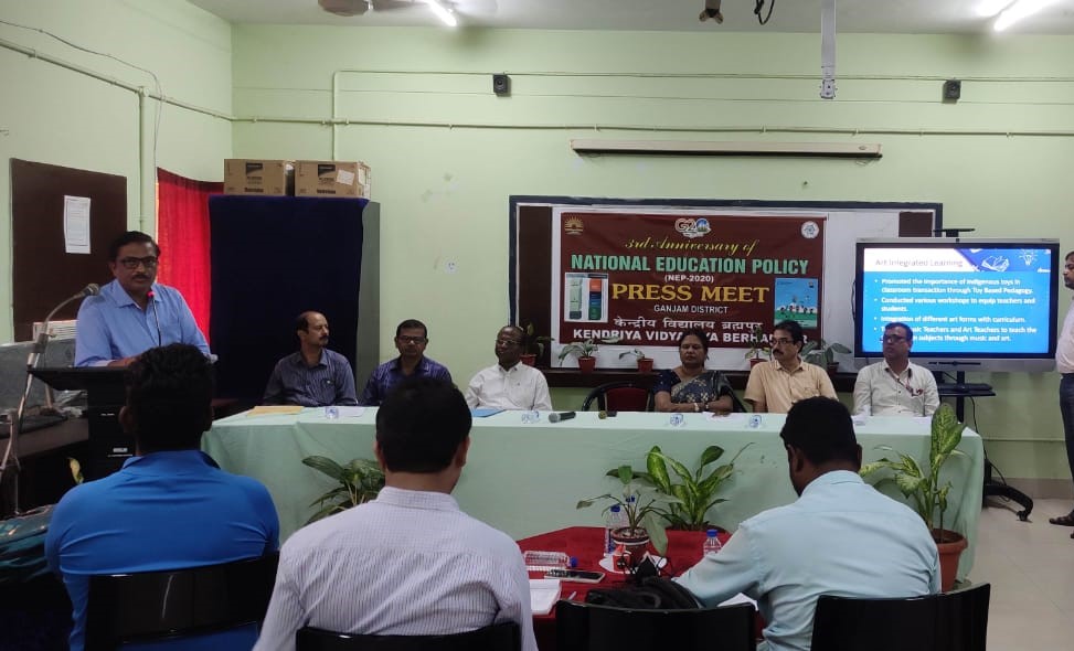 KVChatrapur's tweet photo. #3YearsOfNEP2020 #NEP2020 District-level press conference highlighting holistic achievements of New Education Policy 2020. #OneChildOneTree planting saplings in memory of the occasion. @CommissionerNVS https://t.co/0cV0wnOQBL