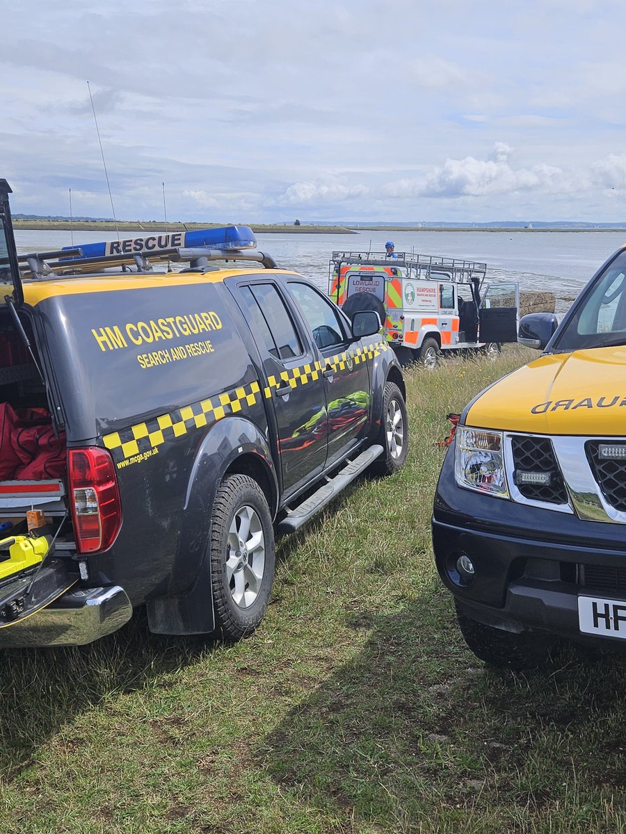 HANTSAR's water team having a days mud familiarisation & rescue scenario's with the Lymington CRT team. @HMCoastguard @HANTSAR #JESIP #searchandrescue #New Opportunities