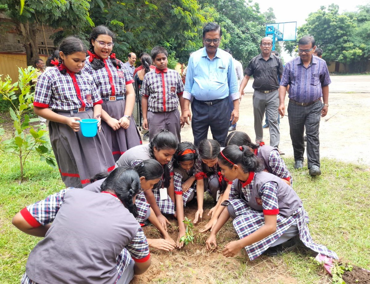 KVChatrapur's tweet photo. #3YearsOfNEP2020 #NEP2020 District-level press conference highlighting holistic achievements of New Education Policy 2020. #OneChildOneTree planting saplings in memory of the occasion. @CommissionerNVS https://t.co/0cV0wnOQBL
