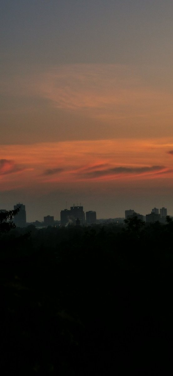 f56Restep's tweet photo. @RebeccaZandberg This morning sky over east downtown London. Happy trails to you. https://t.co/LpNmgKTupk