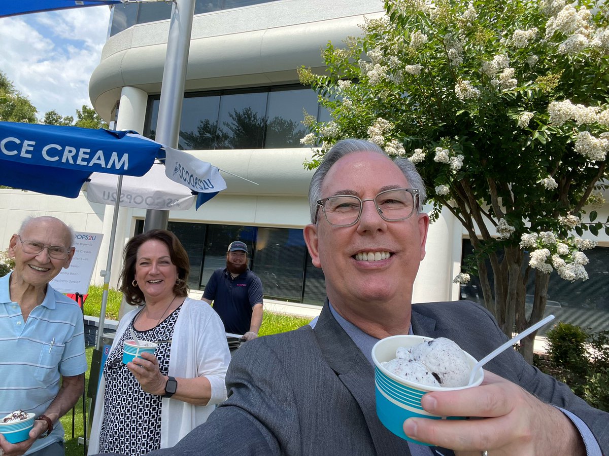 CuffandCompany's tweet photo. Perfect timing for an ice cream social at the office! #hotoutthere ☀️
#fortheloveofagents #LongAndFoster #realestate #FairfaxMosaic #trustfamilyexcellence #icecream https://t.co/VlYmN8rfLE