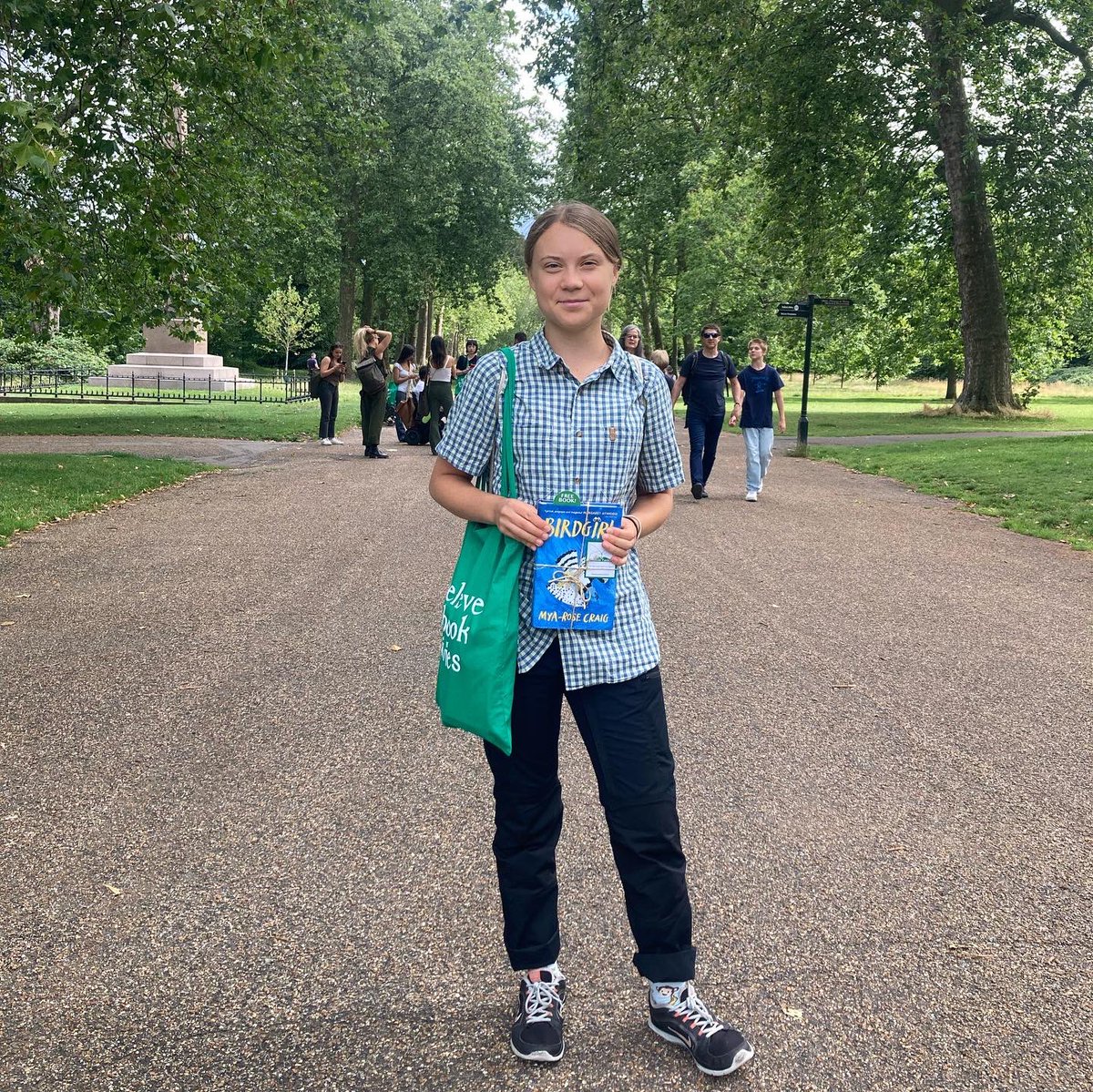 The Book Fairies have been joined by a team of climate activists in London today! Who will be lucky enough to spot the books that were shared? @GretaThunberg @toritsui #IBelieveInBookFairies #GreenBookFairies #COPBookFairies