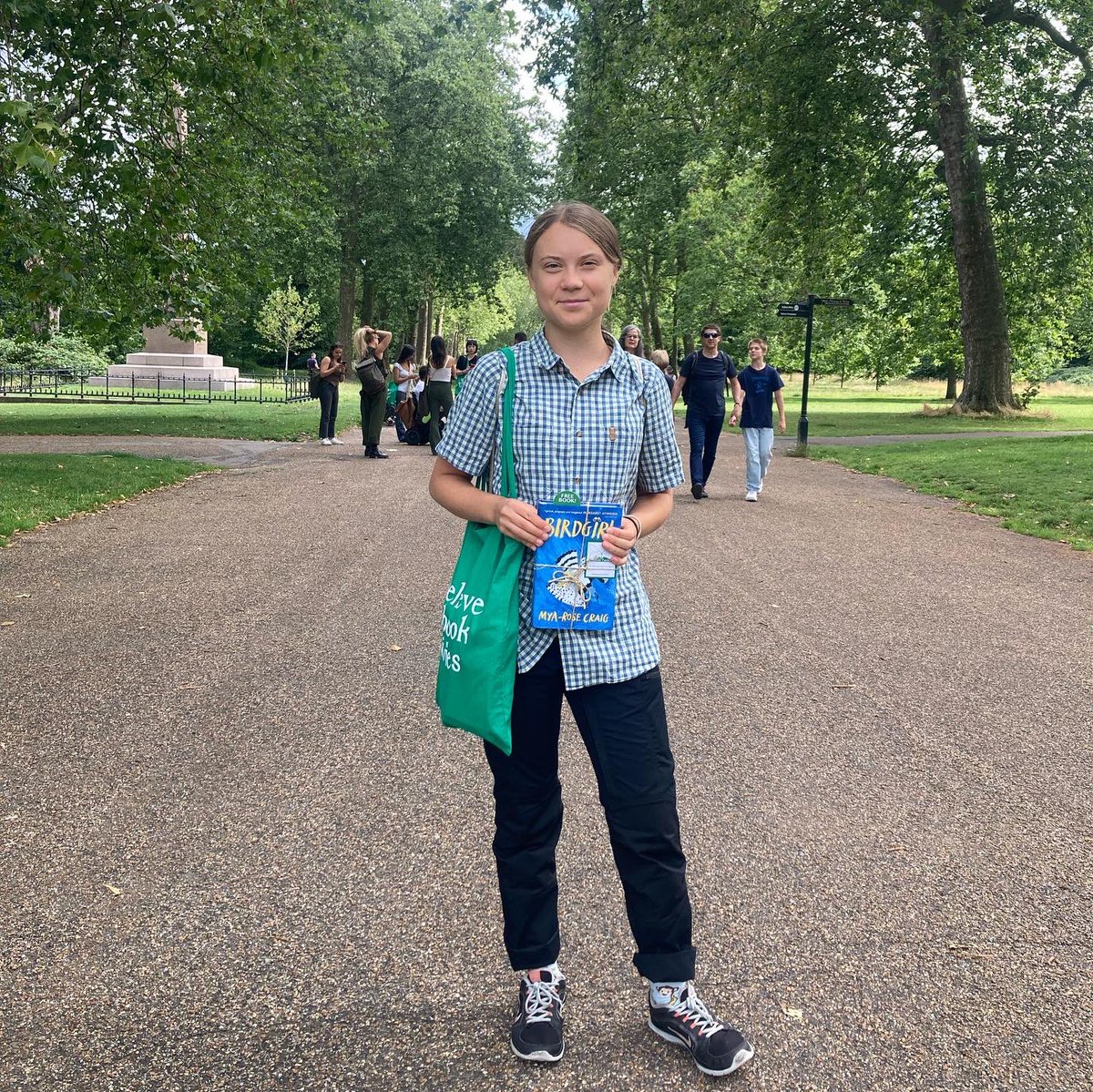 the_bookfairies's tweet photo. The Book Fairies have been joined by a team of climate activists in London today! Who will be lucky enough to spot the books that were shared? @GretaThunberg @toritsui #IBelieveInBookFairies #GreenBookFairies #COPBookFairies https://t.co/sWWOu6QR6k