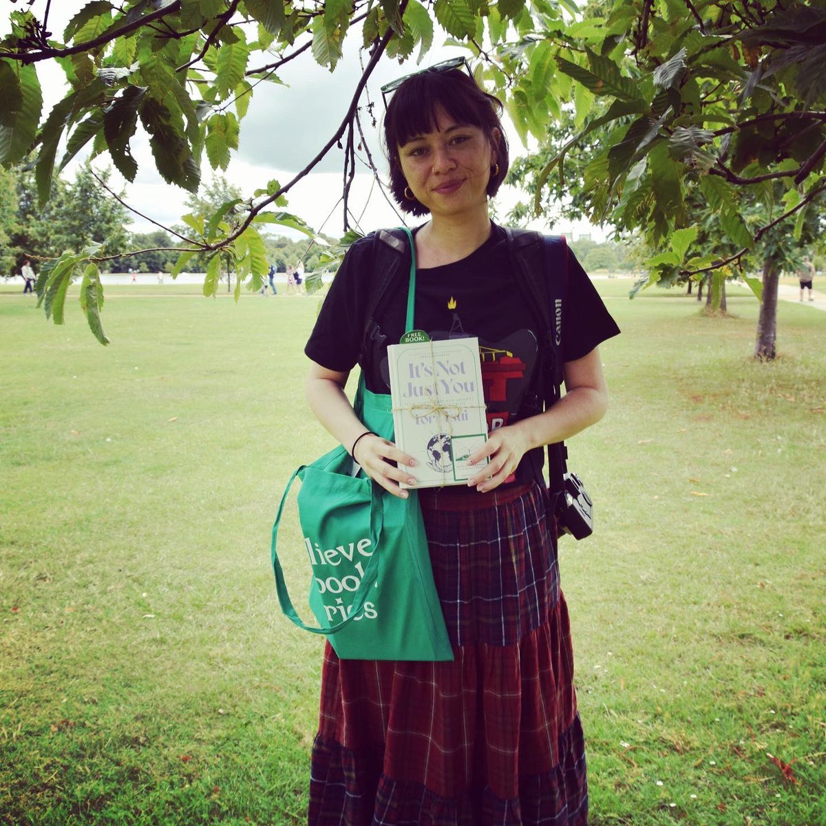 the_bookfairies's tweet photo. The Book Fairies have been joined by a team of climate activists in London today! Who will be lucky enough to spot the books that were shared? @GretaThunberg @toritsui #IBelieveInBookFairies #GreenBookFairies #COPBookFairies https://t.co/sWWOu6QR6k
