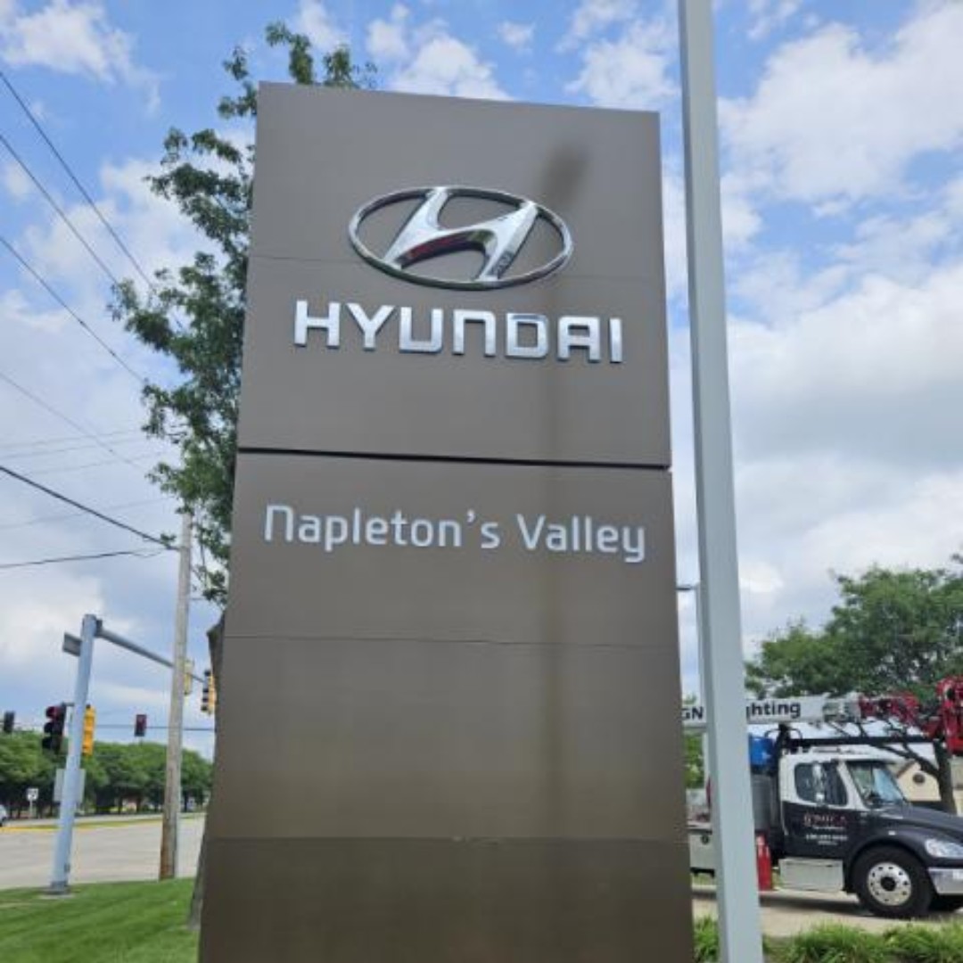 OmegaSignChicag's tweet image. Don't underestimate the power of professional sign installation! It can make a huge difference to your business, giving it a more professional, polished, and inviting look. Benefits include increased brand visibility, customer experience, and foot traffic. 

#SignInstallation