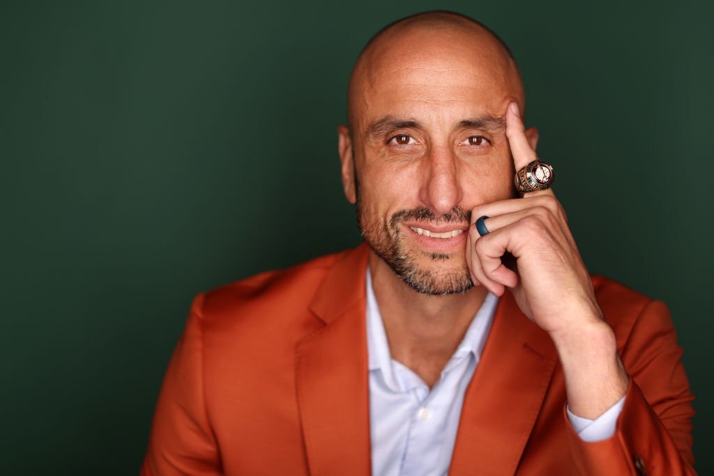 Hoy está cumpliendo años el mejor latino en la historia de la NBA, y uno de los mejores y más queridos Spurs de todos los tiempos! 🥳

Para celebrar los 46 de Manu Ginobili vamos a repasar sus números y luego un hilo con sus mejores momentos con sananto.