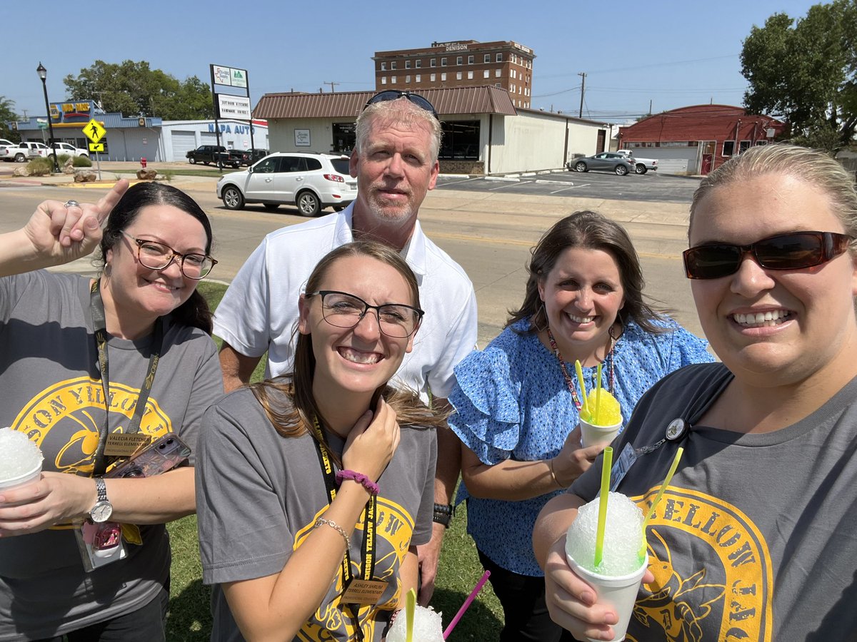 staci_gruhn's tweet photo. AJ’s is so yummy!! We also have great SRO’s in Denison that keep us safe!! #Texans @DISDLearns @TerrellTexans https://t.co/wxCEFW6V44