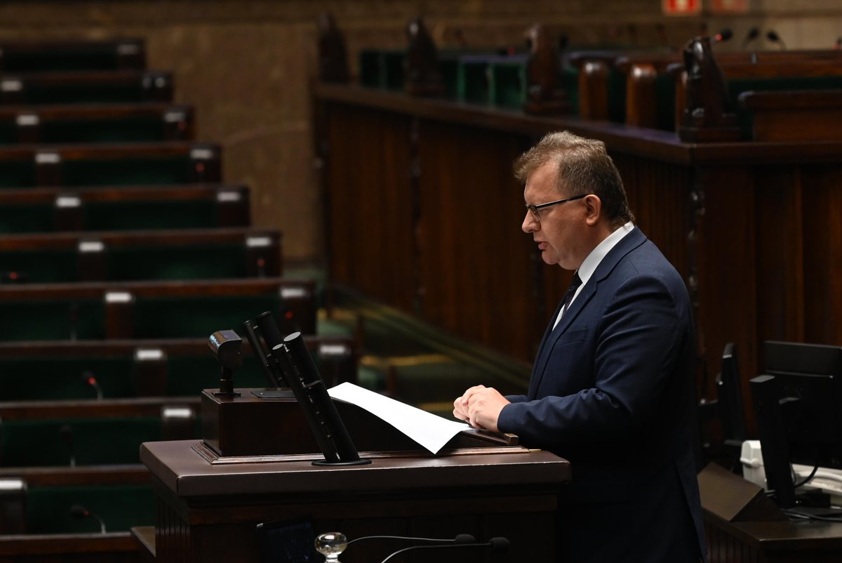 📸Sejm. Poseł <a href="/PiotrBabinetz/">Piotr Babinetz - poseł na Sejm RP</a> przedstawił sprawozdanie Komisji Kultury i Środków Przekazu o poselskim projekcie uchwały w sprawie ustanowienia roku 2024 Rokiem Kazimierza Wierzyńskiego.