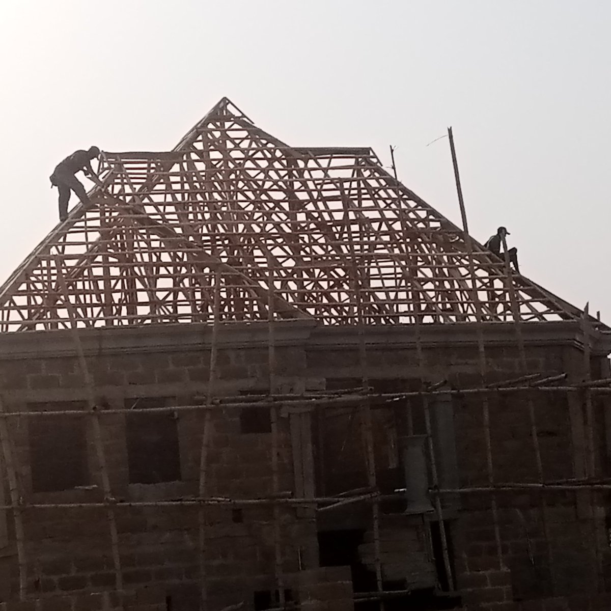 fear_wisdom's tweet image. On 18.1.2021 in a dream I met a certain lady and she pointed to me a house which had been roofed like the one below and she said._ it's time of FINISHING the construction of the house and I said Yes, IT'S OVER, IT'S OVER, it's Time for PREPARATION Ie For #RAPTURE.Mt 25;6