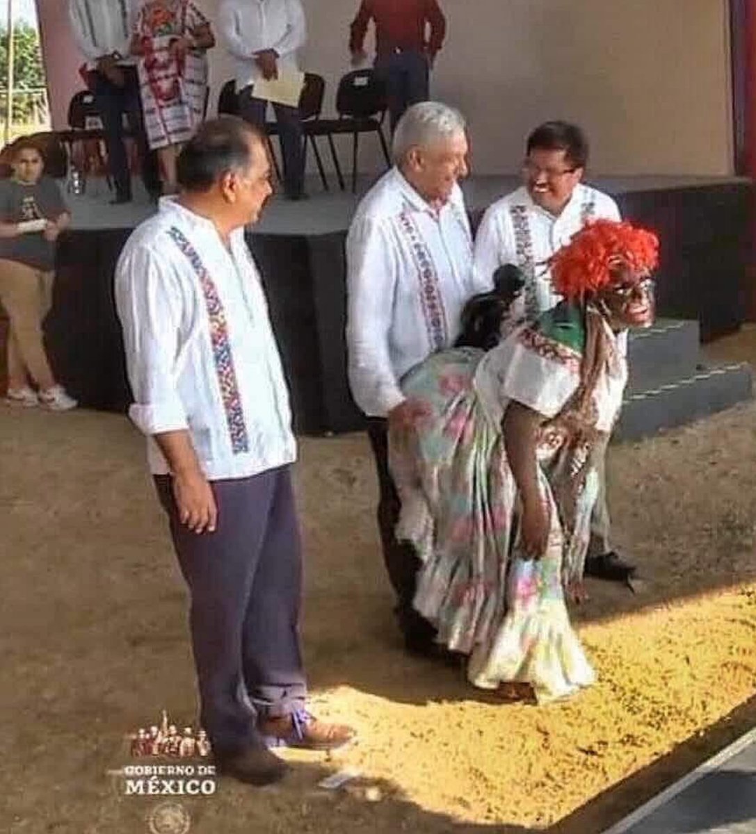 CartonCalderon's tweet image. Me dicen que mi cartón de hoy está muy mandado; que es una falta de respeto a la investidura presidencial y a las mujeres.
Yo concuerdo, y nunca se me hubiera ocurrido una imagen así, de no ser porque luego la realidad se nos adelanta. 
P.D.: No es fake.