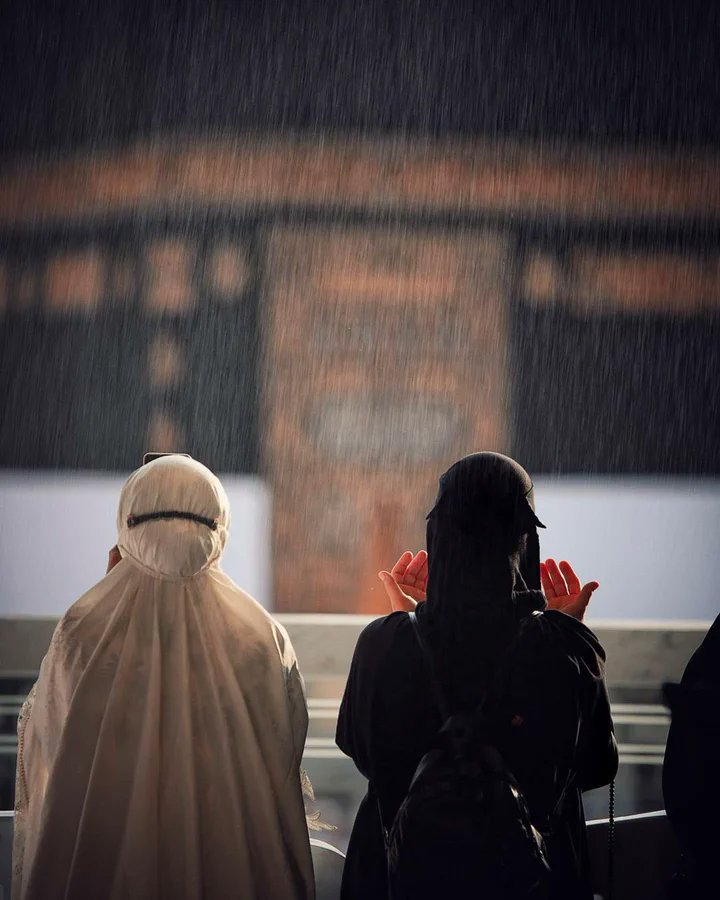 ﴿ إِنَّ اللَّهَ وَمَلَائِكَتَهُ يُصَلُّونَ عَلَى النَّبِيِّ ۚ يَا أَيُّهَا الَّذِينَ آمَنُوا صَلُّوا عَلَيْهِ وَسَلِّمُوا تَسْلِيمًا ۝ ﴾