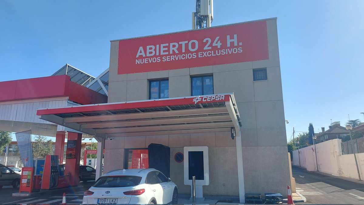 JesusFraileArda's tweet photo. Vale que en @Cepsa_ES hayan instalado un montón de cargadores y no estén operativos, pero ya lo de orientar las placas solares hacia la pared de la gasolinera que le va a dar sombra prácticamente todo el día.... #postureoverde https://t.co/AYAFSdhjwN