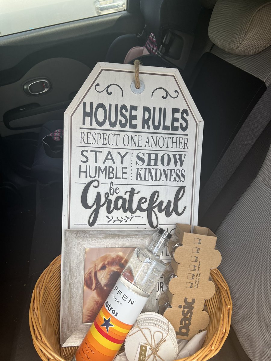 _FineAssTee's tweet photo. WE ARE HOMEOWNERS 🔑🏡 !! It’s been a journey but Thank God and the team behind it ❤️ (just a update) since I abandon Twitter lol https://t.co/VIUrQYDDpG