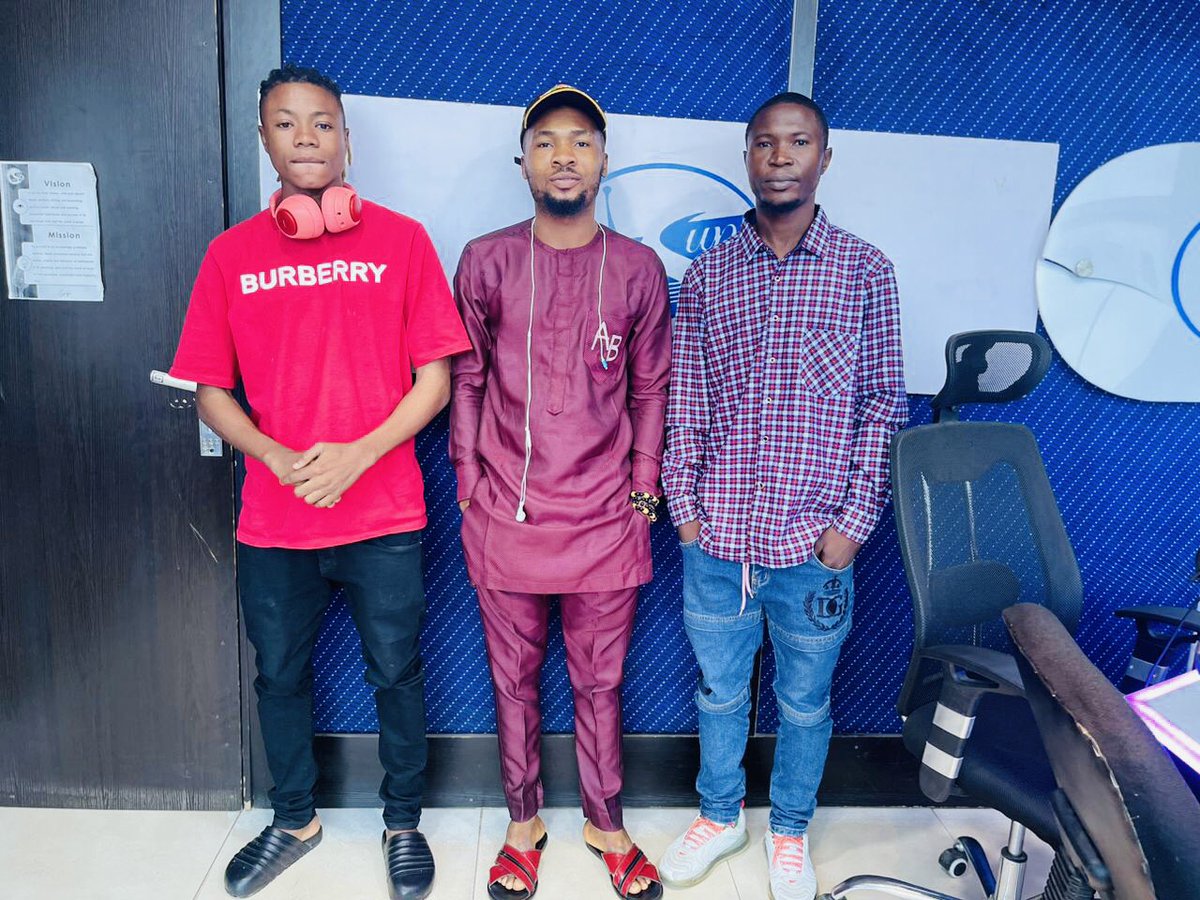 BeeOia's tweet photo. It was successful program today at the super 96.3 fm with the great family @rarebird_arewa @shaggipro I really hard a big fun much love you so much family @super96.3 God bless you and God bless everyone listening @officialhorlibee Igbalode cares🙌❤️🔥 https://t.co/O4pwFFSQKs