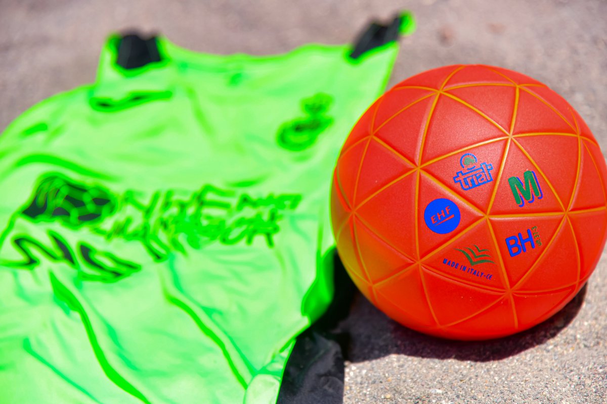 RFEBalonmano's tweet image. 🏖️🤾 ¡Es el BALÓN OFICIAL del @ArenaHandballT y en este #CDEBMPlaya23 está muy presente!

💜 ¡El ULTIMA de TRIAL, distribuido en exclusiva por @elksport, es el gran acompañante de nuestros deportistas!

#EnjoyTheExperience #BalonmanoPlaya