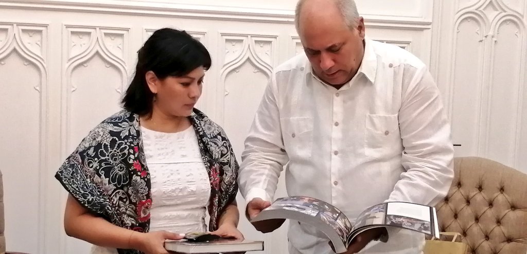 triana_alexis's tweet photo. #Cuba La Ministra de Cultura de #ElSalvador, @Mariemmpleitez1 fue recibida por su homólogo cubano @AlpidioAlonsoG.
Sostuvieron un cordial encuentro  en @CubaEsCultura La presencia del Ballet Nacional de El Salvador en el Teatro Nacional de Cuba es prueba de ello. 
#CubaEsCultura https://t.co/5v3IuR7vcG