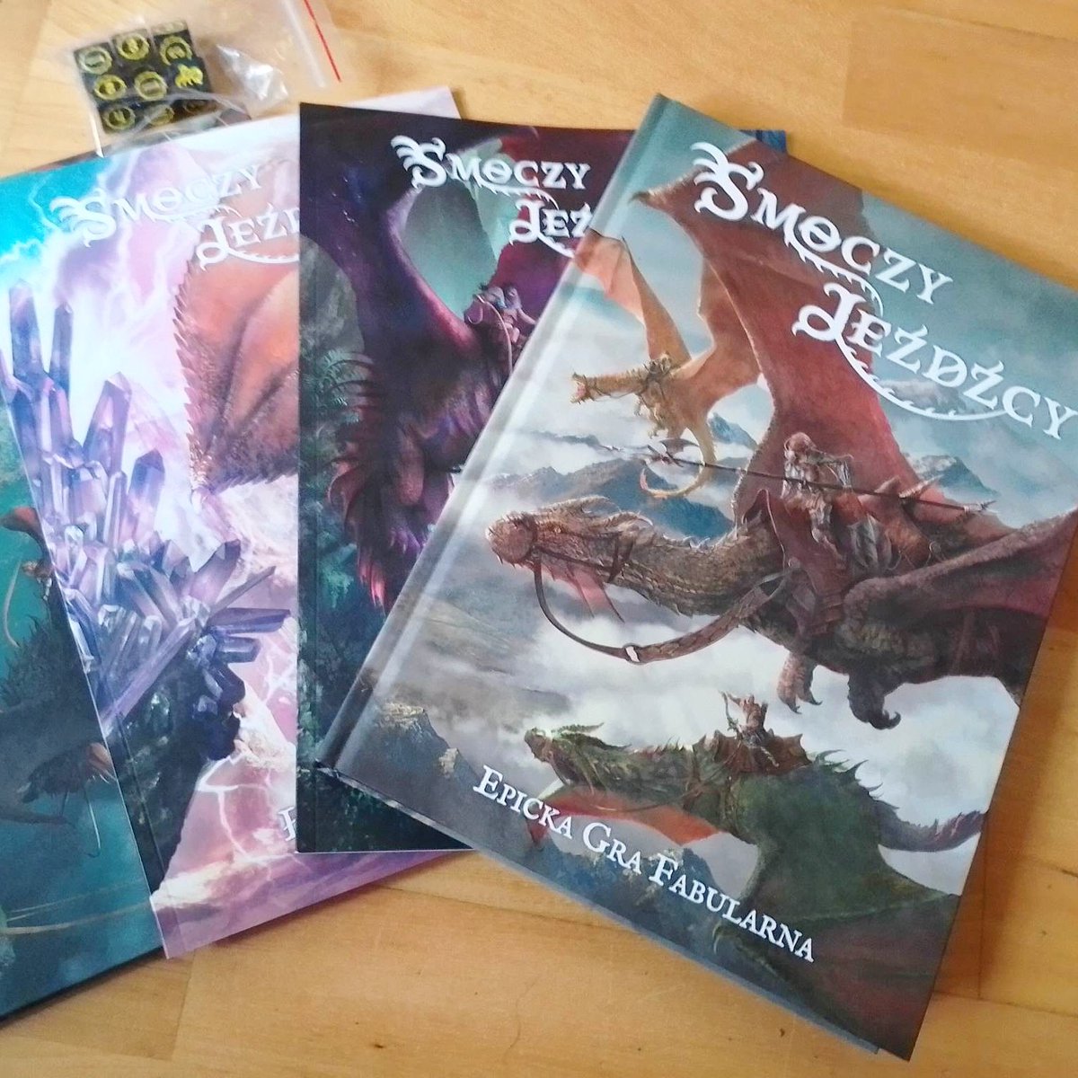 OstatniaTawerna's tweet photo. #SmoczyJeźdźcy przenoszą nas do Imperium, fantastycznego świata, którego mieszkańcy czerpali niegdyś magiczną moc z Ciemności i Złych Krain

#współpracarecenzencka, za #GraBezPrądu #RPG dziękujemy @LansMacabre

https://t.co/6nCaz7NgbT

#roleplaygame #smoki #magia #czary #fantasy https://t.co/Z3Gy78lLpW